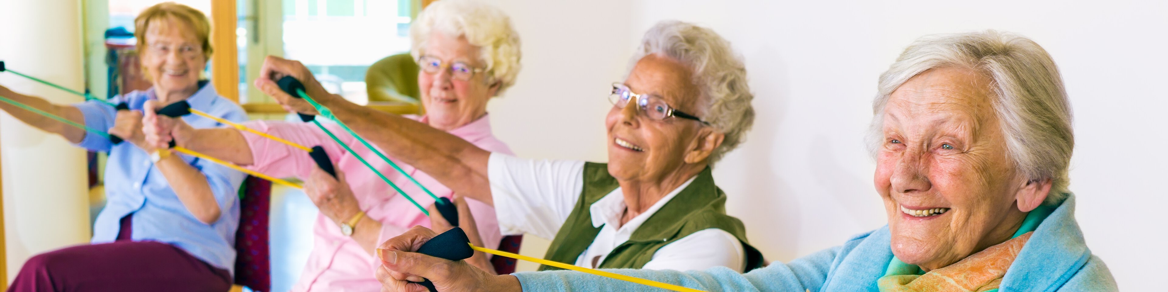 Mehrere Rentnerinnen machen Übung mit einem Fitness-Gerät | © belahoche - Fotolia